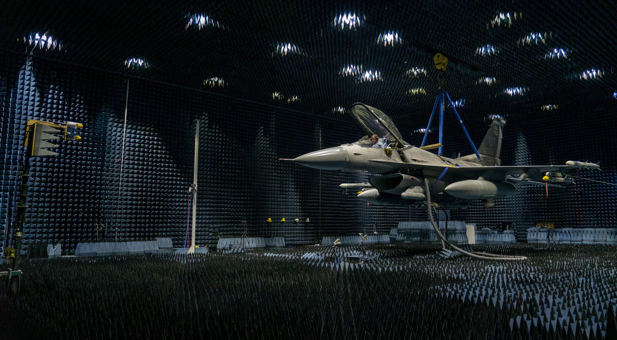 Μαχητικό F 16 με ατρακτίδιο ηλεκτρονικού πολέμου Angry Kitten σε ανηχοϊκό θάλαμο