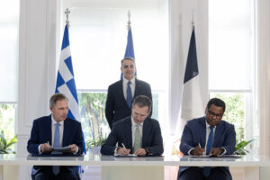 Εκπρόσωποι της κυβέρνησης, της Meridiam, του ΑΔΜΗΕ και της Nexans στην υπογραφή για τον GSI