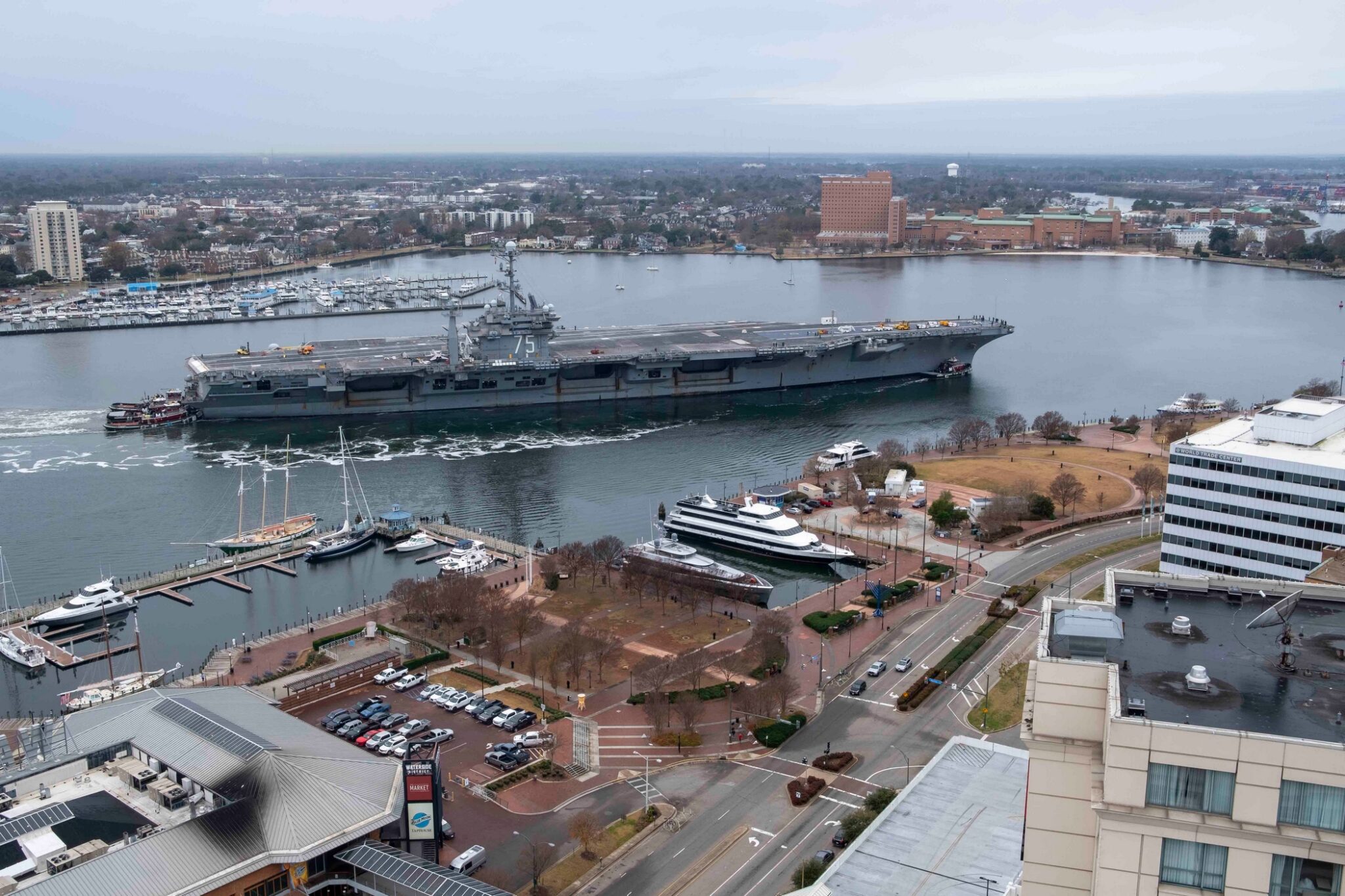Το πυρηνοκίνητο αεροπλανοφόρο USS Harry S. Truman CVN-75 αναχωρεί από το Norfolk Naval Shipyard