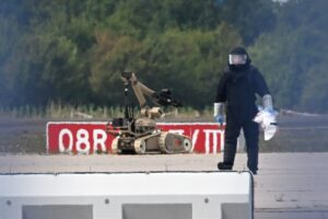 Πυροτεχνουργός και ρομπότ εξουδετέρωσης εκρηκτικών στον διάδρομο του αεροδρομίου Λειψίας και Χάλε