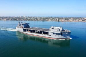 Η πλωτή εκστρατευτική βάση USNS Hector A. Cafferata Jr. ESB 8 εν πλω έξω από το Σαν Ντιέγκο