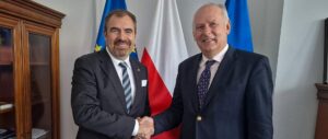 Ο Πάβελ Ζαλέφσκι και ο Φλόριαν Χαν μπροστά στις σημαίες Πολωνίας και Ευρωπαϊκής Ένωσης