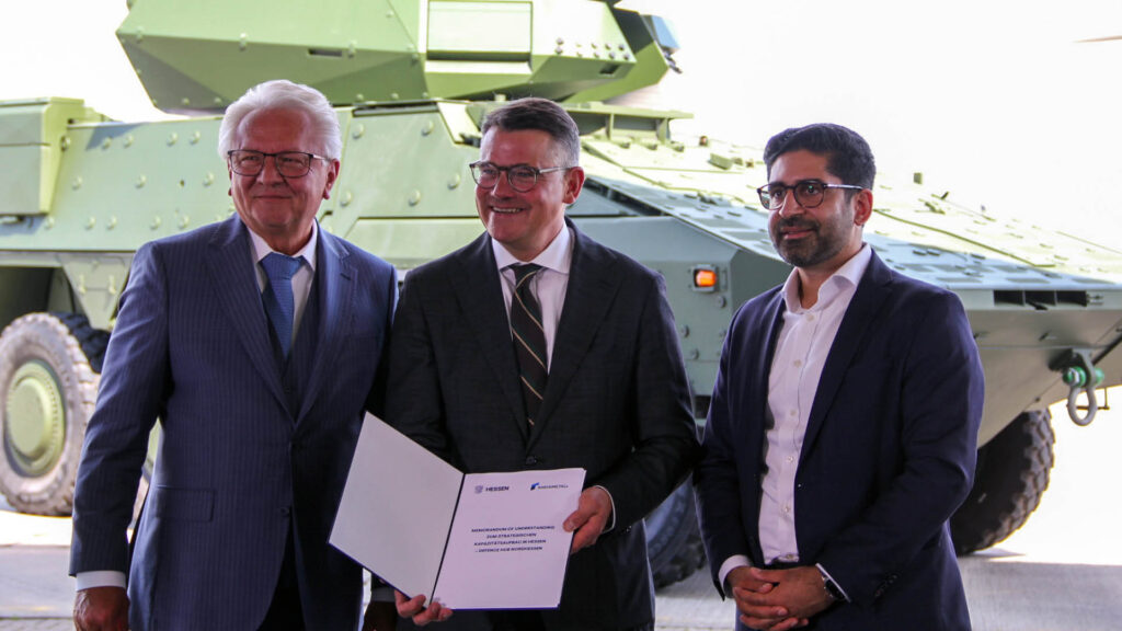 Εκπρόσωποι της Έσσης και της Rheinmetall με το μνημόνιο συνεργασίας μπροστά σε τεθωρακισμένο Boxer