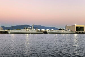 Τα περιπολικά HMAS Cape Spencer και HMAS Cape Hawke δεμένα στη βάση HMAS Cairns