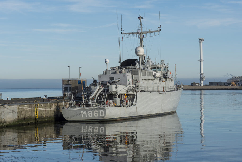 Το ολλανδικό ναρκοθηρευτικό HNLMS Schiedam με αριθμό πλευράς M860 εν πλω