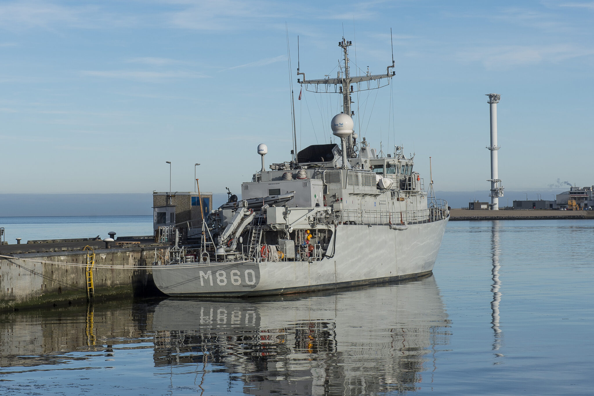 Το ολλανδικό ναρκοθηρευτικό HNLMS Schiedam με αριθμό πλευράς M860 εν πλω