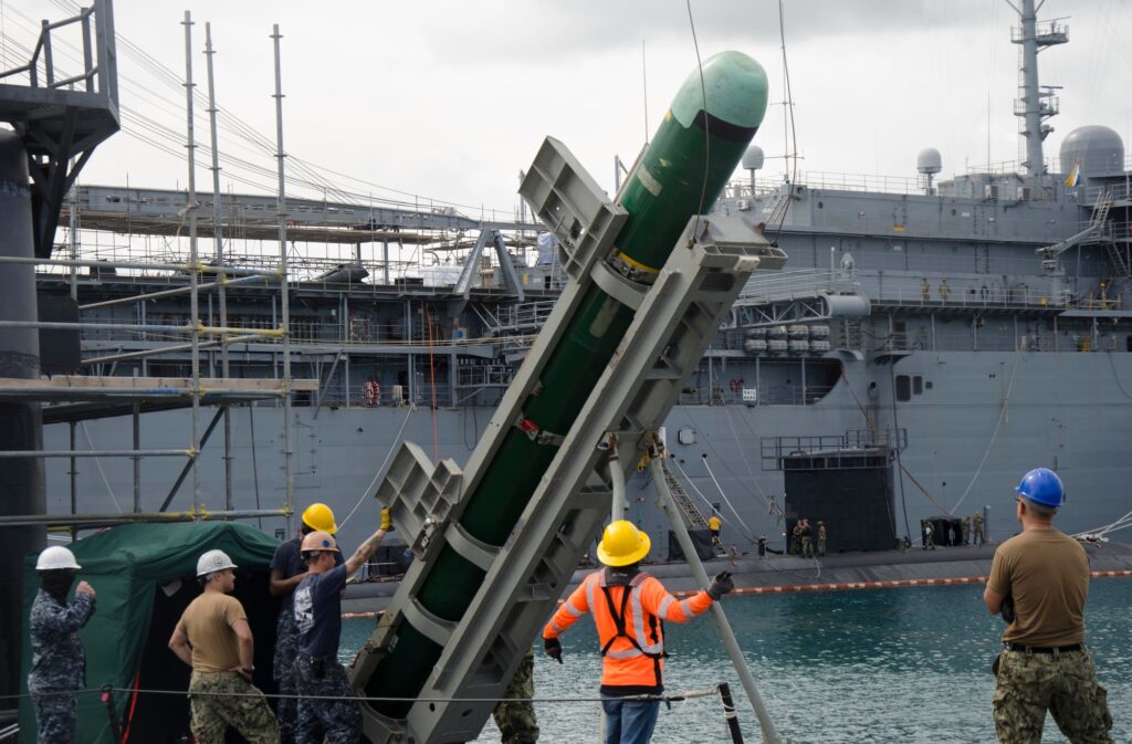 Τορπίλη Mk 48 αναρτημένη σε γερανό κατά τη φόρτωση στο υποβρύχιο USS Topeka