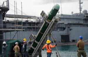 Τορπίλη Mk 48 αναρτημένη σε γερανό κατά τη φόρτωση στο υποβρύχιο USS Topeka