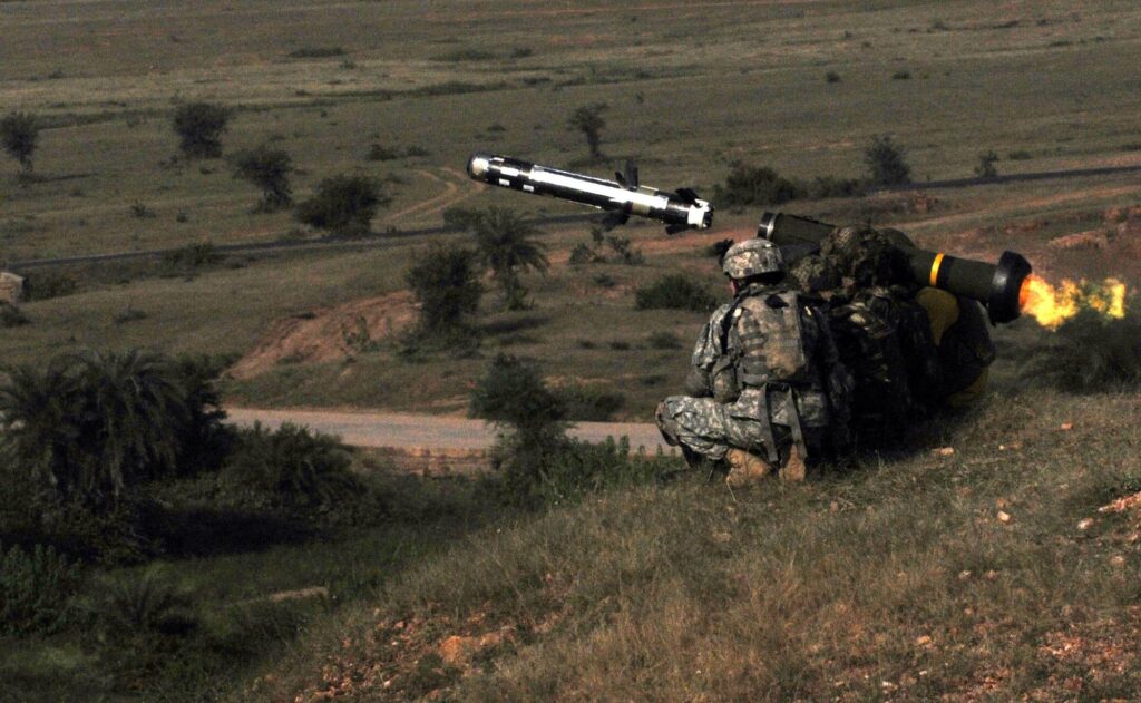 Ινδός στρατιώτης εκτοξεύει πύραυλο Javelin κατά τη διάρκεια άσκησης