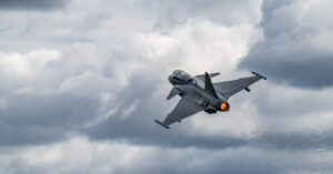 Σουηδικό μαχητικό JAS 39 Gripen εκτελεί στροφή με μετακαυστήρα