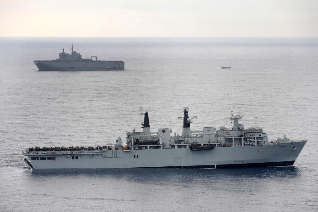 Το βρετανικό αποβατικό πλοίο HMS Bulwark L15 πλέει στη θάλασσα