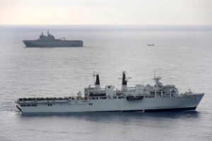 Το βρετανικό αποβατικό πλοίο HMS Bulwark L15 πλέει στη θάλασσα