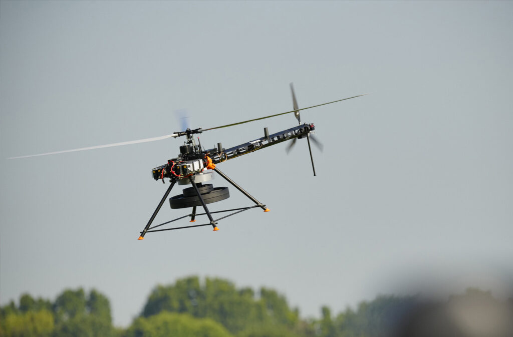 Το αεροσκάφος της AVIDrone πετά στον διαγωνισμό Lift Challenge της DARPA