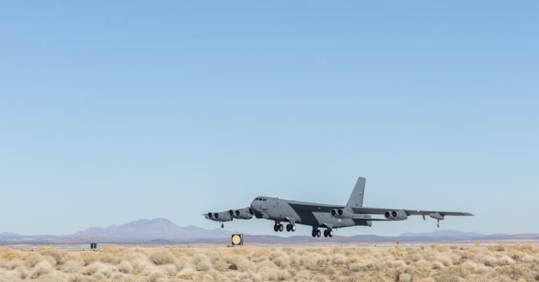 Βομβαρδιστικό B-52 με το ραντάρ AN/APQ-188 προσεγγίζει τη βάση Edwards