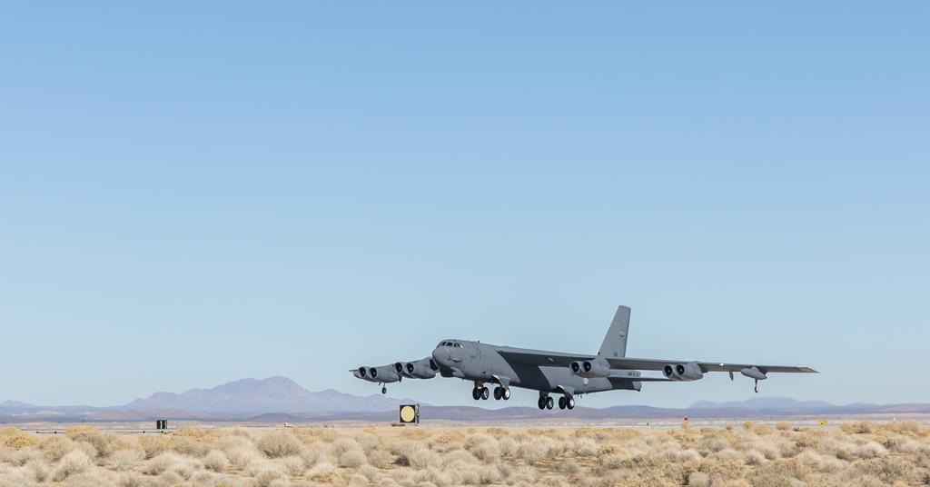 Βομβαρδιστικό B-52 με το ραντάρ AN/APQ-188 προσεγγίζει τη βάση Edwards