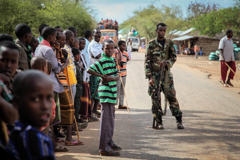 Στρατιώτης του Somali National Army φρουρεί κατοίκους στην περιοχή Modmoday ανατολικά της Baidoa