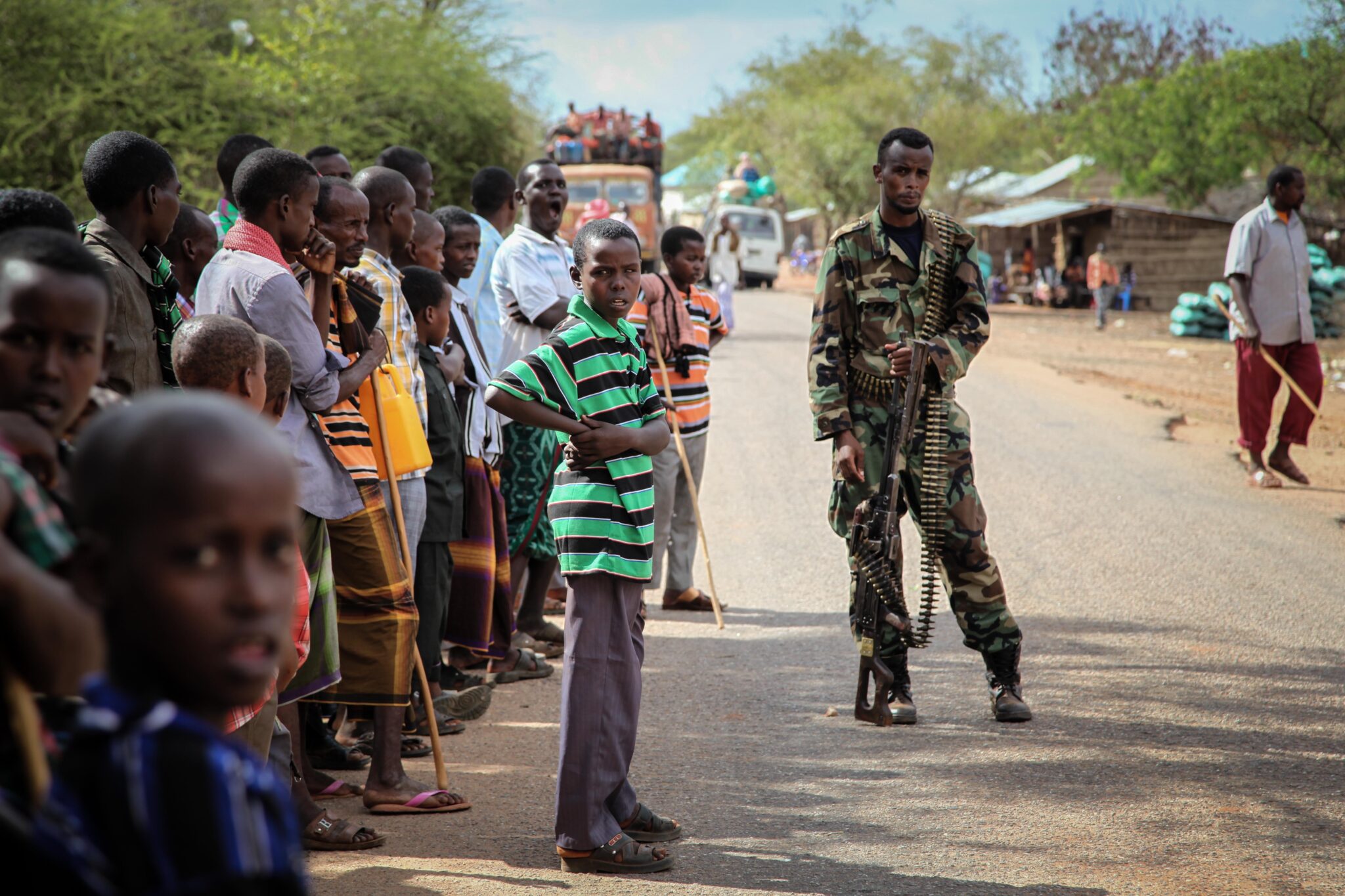 Στρατιώτης του Somali National Army φρουρεί κατοίκους στην περιοχή Modmoday ανατολικά της Baidoa