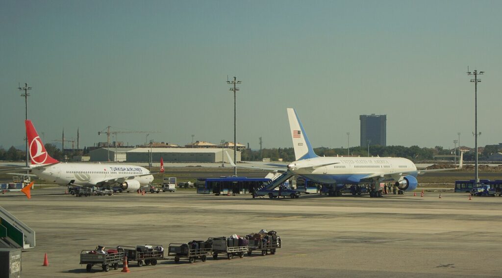 Αεροσκάφος C-32A της Αμερικανικής Αεροπορίας σε αεροδρόμιο της Τουρκίας