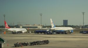 Αεροσκάφος C-32A της Αμερικανικής Αεροπορίας σε αεροδρόμιο της Τουρκίας