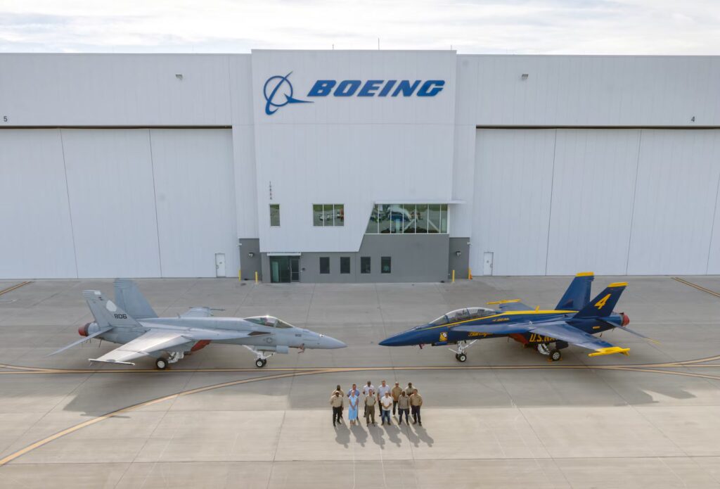 Η ομάδα DCMA μπροστά από δύο F/A-18 Super Hornet στις εγκαταστάσεις της Boeing στο Cecil Airport