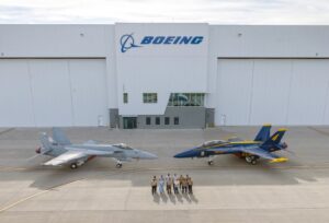 Η ομάδα DCMA μπροστά από δύο F/A-18 Super Hornet στις εγκαταστάσεις της Boeing στο Cecil Airport