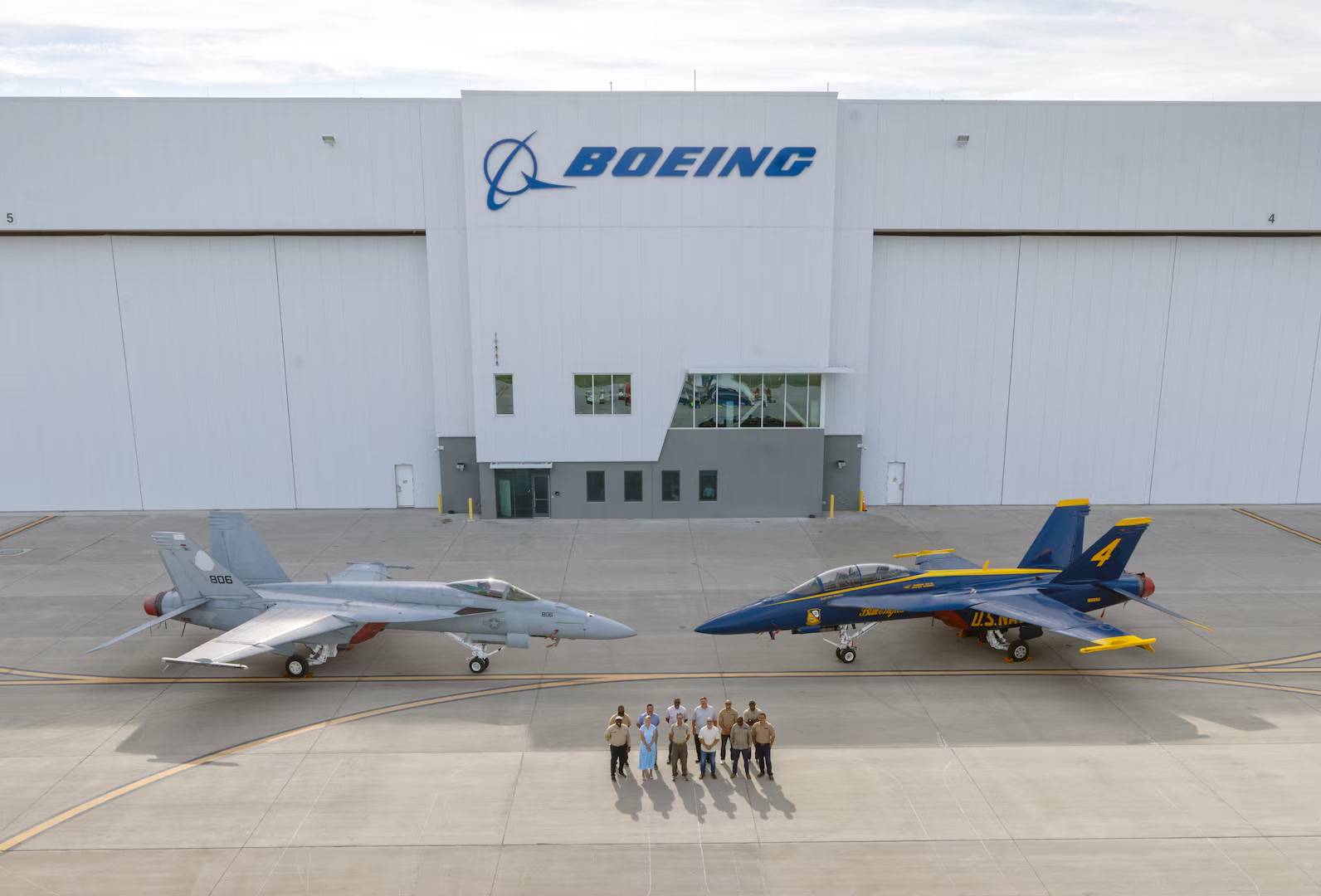 Η ομάδα DCMA μπροστά από δύο F/A-18 Super Hornet στις εγκαταστάσεις της Boeing στο Cecil Airport