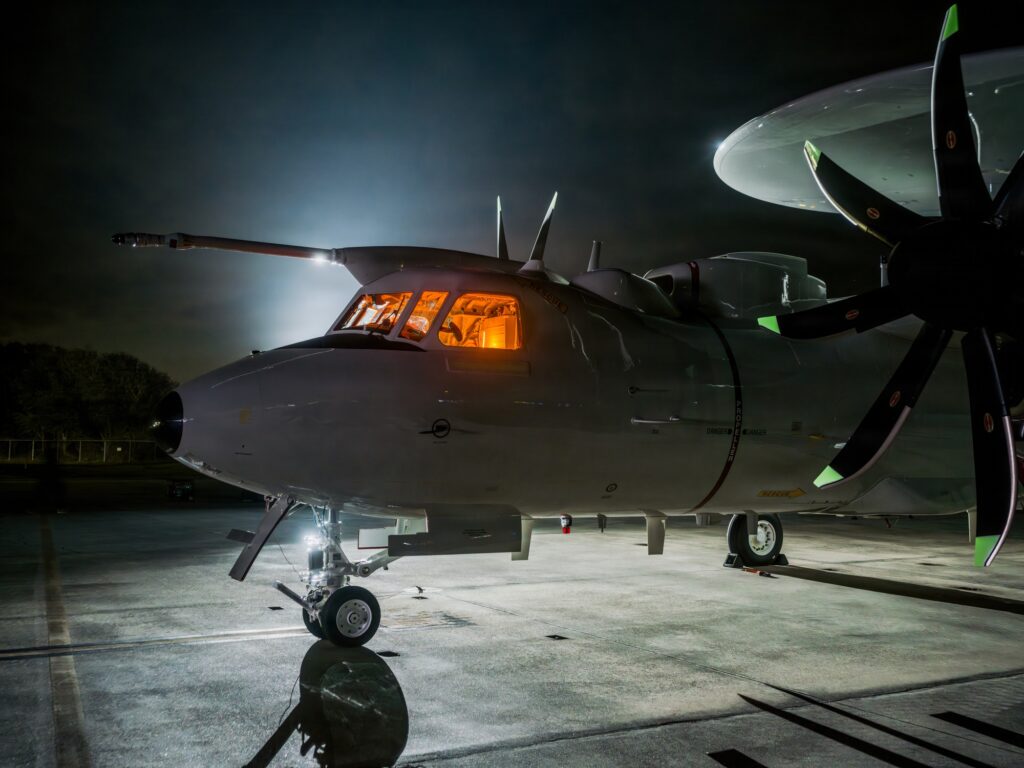 Αεροσκάφος E-2D Advanced Hawkeye στο έδαφος τη νύχτα