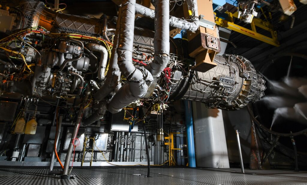 Κινητήρας Pratt and Whitney F135 μέσα σε κυψέλη επίγειων δοκιμών