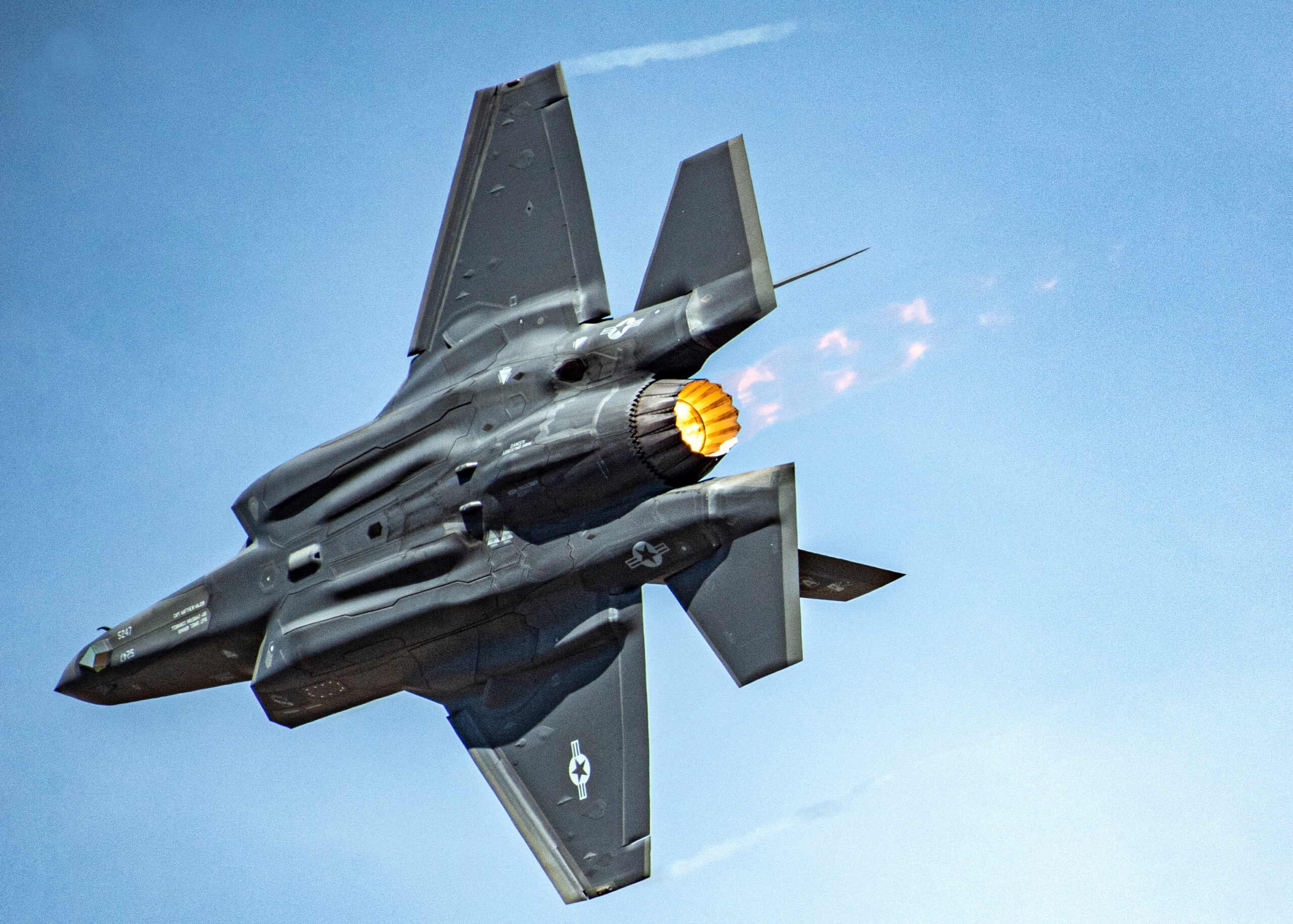 F-35A Lightning II &sigma;&epsilon; &alpha;&pi;ό&tau;&omicron;&mu;&omicron; &epsilon;&lambda;&iota;&gamma;&mu;ό &mu;&epsilon; &alpha;&nu;&alpha;&mu;&mu;έ&nu;&omicron; &mu;&epsilon;&tau;&alpha;&kappa;&alpha;&upsilon;&sigma;&tau;ή&rho;&alpha;