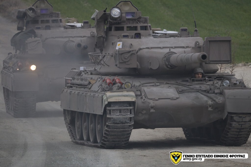 &Delta;ύ&omicron; ά&rho;&mu;&alpha;&tau;&alpha; AMX-30B2 &tau;&eta;&sigmaf; &Epsilon;&theta;&nu;&iota;&kappa;ή&sigmaf; &Phi;&rho;&omicron;&upsilon;&rho;ά&sigmaf; &kappa;&iota;&nu;&omicron;ύ&nu;&tau;&alpha;&iota; &sigma;&epsilon; &pi;&epsilon;&delta;ί&omicron; &alpha;&sigma;&kappa;ή&sigma;&epsilon;&omega;&nu;