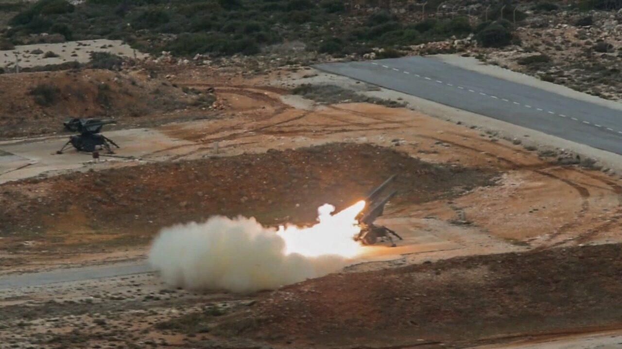 Ελληνικός εκτοξευτής HAWK τη στιγμή της βολής στο Πεδίο Βολής Κρήτης