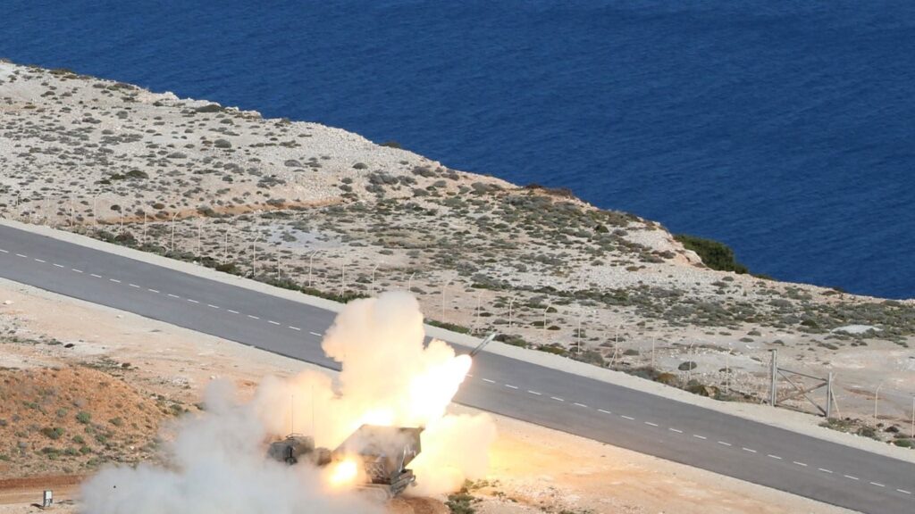 Ελληνικό M270 MLRS εκτοξεύει ρουκέτα στο Πεδίο Βολής Κρήτης