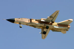 Ιρανικό βομβαρδιστικό Su-24MK σε πτήση με το σύστημα προσγείωσης κατεβασμένο