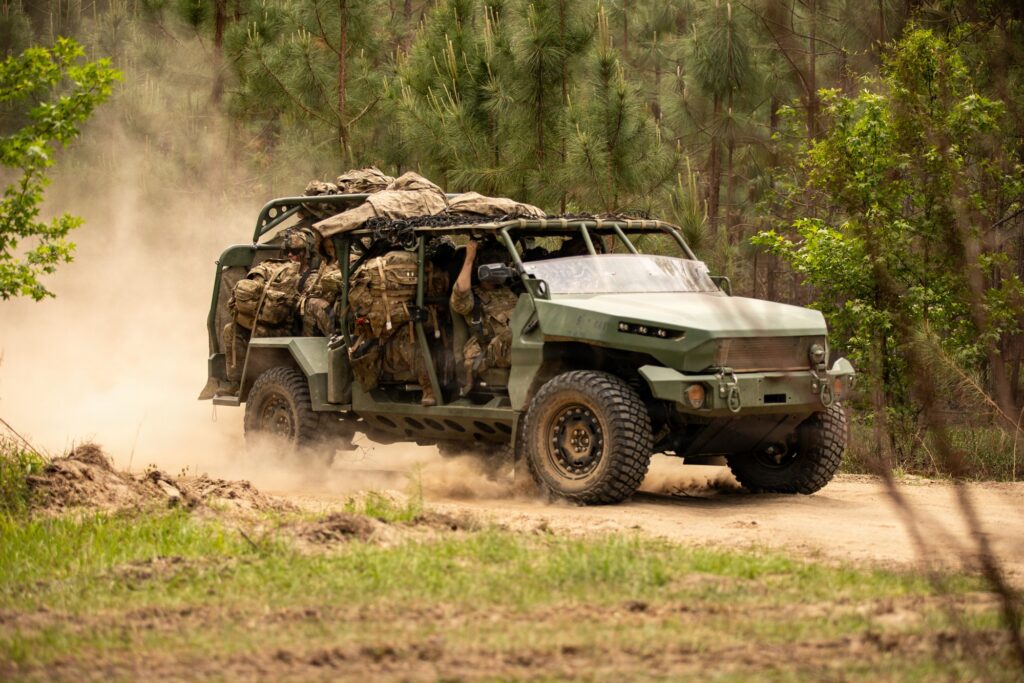 Infantry Squad Vehicle του Αμερικανικού Στρατού μεταφέρει ομάδα πεζικού σε χωμάτινη διαδρομή στο Fort Stewart