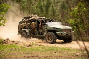 Infantry Squad Vehicle του Αμερικανικού Στρατού μεταφέρει ομάδα πεζικού σε χωμάτινη διαδρομή στο Fort Stewart
