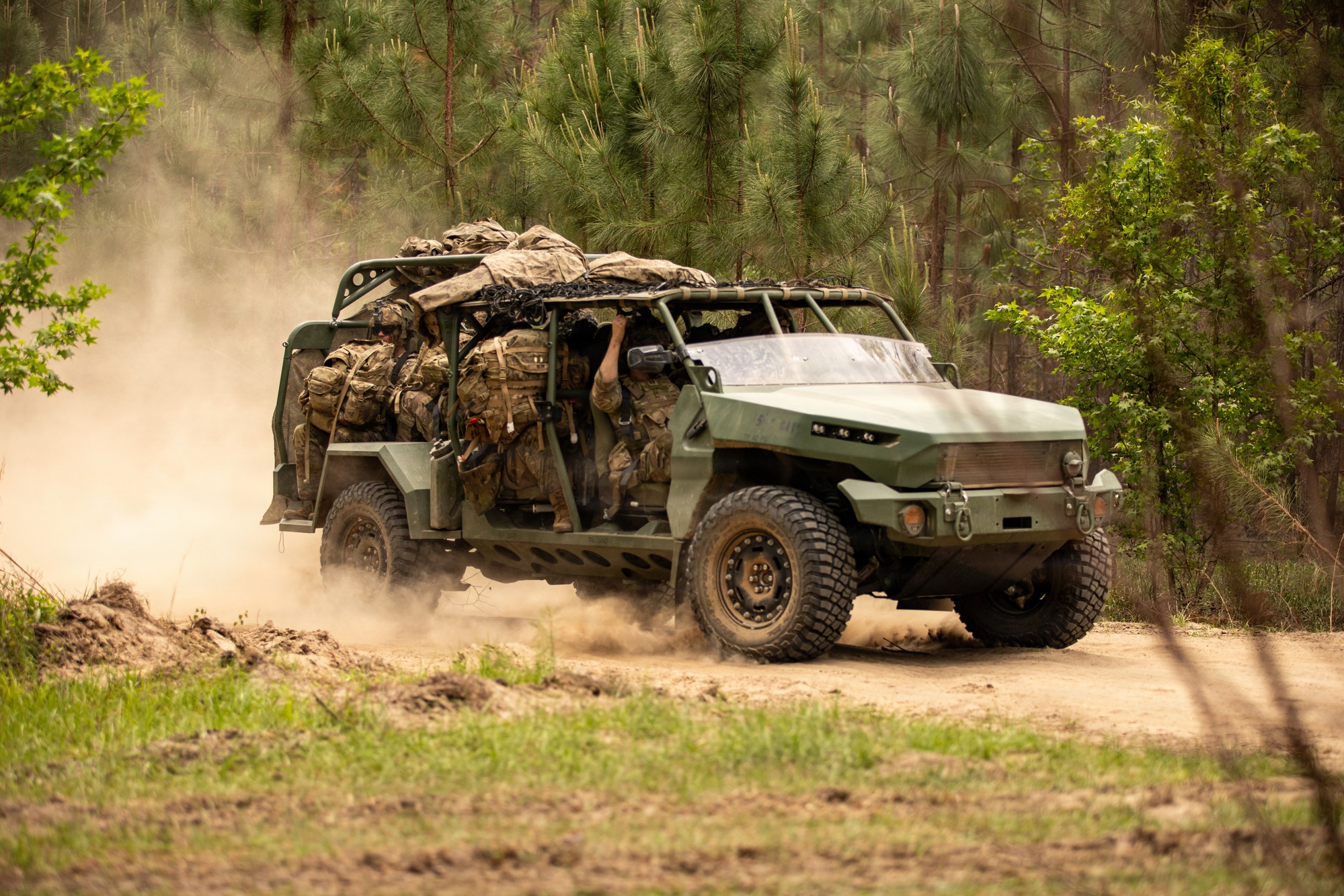 Infantry Squad Vehicle του Αμερικανικού Στρατού μεταφέρει ομάδα πεζικού σε χωμάτινη διαδρομή στο Fort Stewart