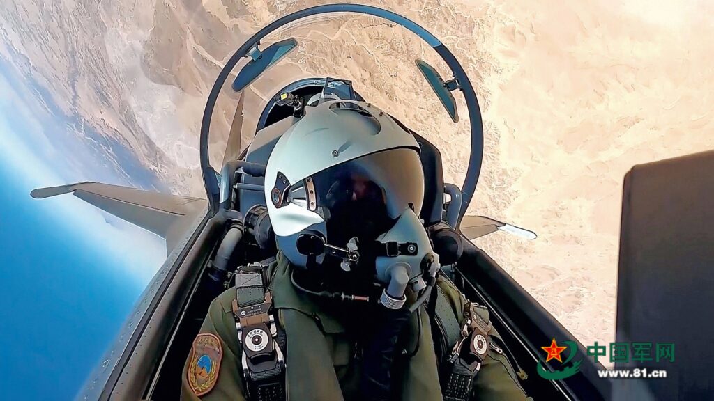 Κινέζος χειριστής J-16 εκτελεί τακτικό ελιγμό πάνω από την Αίγυπτο