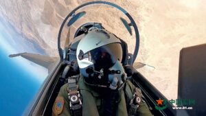 Κινέζος χειριστής J-16 εκτελεί τακτικό ελιγμό πάνω από την Αίγυπτο