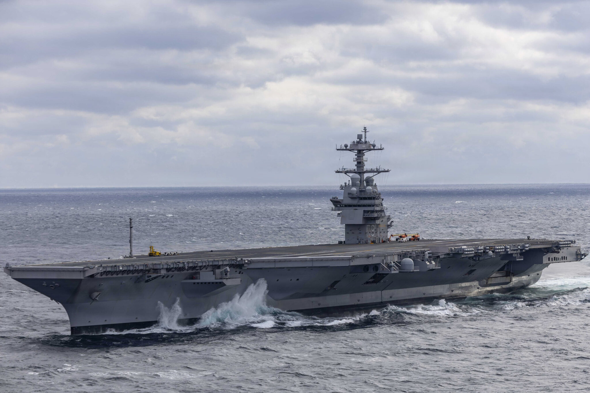Το αεροπλανοφόρο John F. Kennedy CVN-79 πλέει στον Ατλαντικό