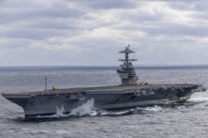 Το αεροπλανοφόρο John F. Kennedy CVN-79 πλέει στον Ατλαντικό