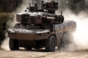 Το γαλλικό τροχοφόρο τεθωρακισμένο EBRC Jaguar κινείται σε χωμάτινη διαδρομή