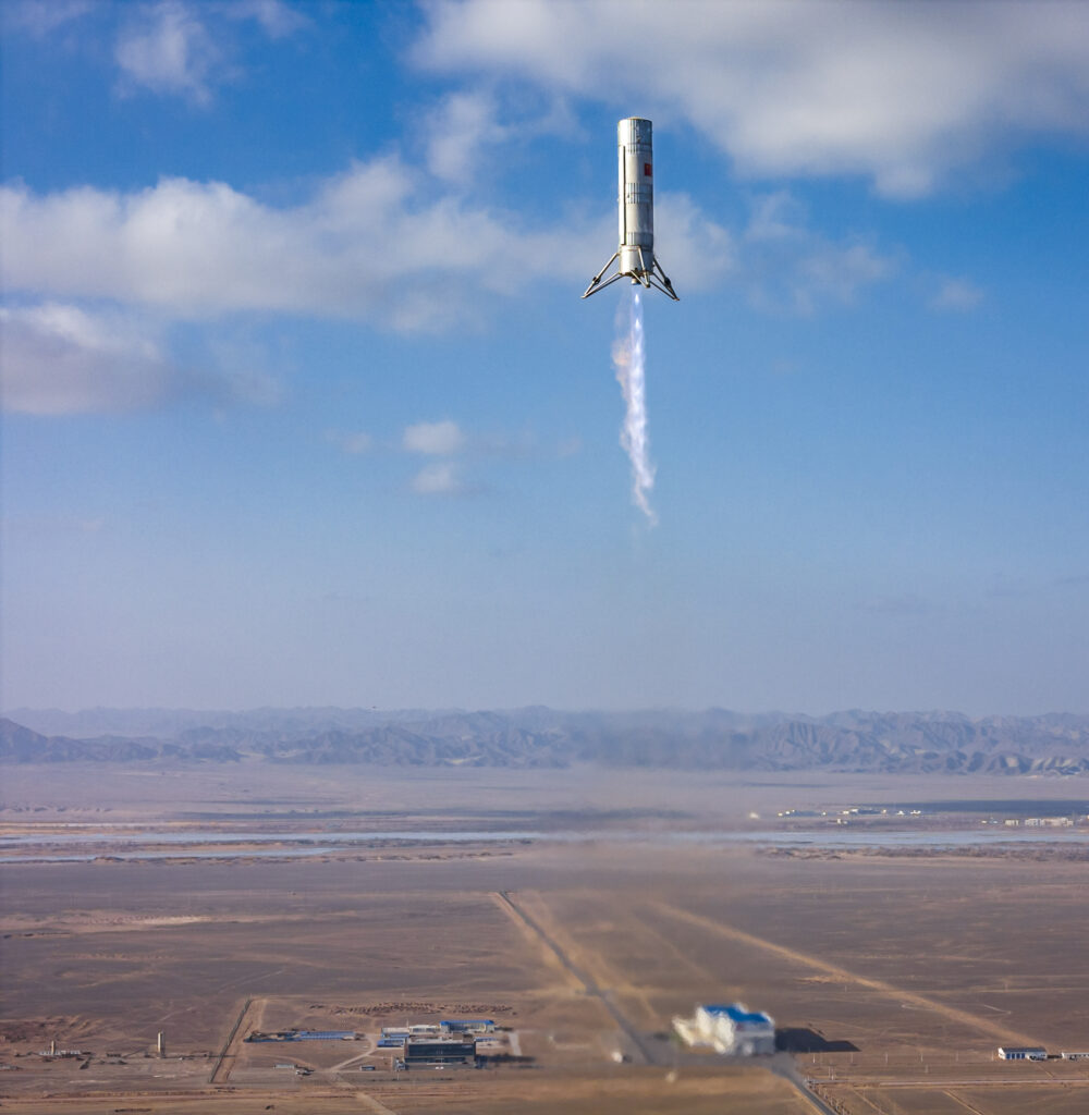 Πειραματική βαθμίδα της LandSpace κατέρχεται κάθετα με αναπτυγμένα σκέλη πάνω από πεδίο δοκιμών στην Κίνα
