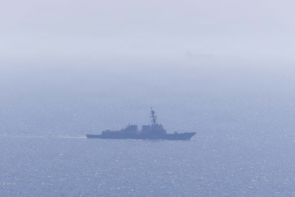 Το αμερικανικό αντιτορπιλικό USS Michael Murphy περιπολεί στη Θάλασσα της Αραβίας τον Απρίλιο του 2026
