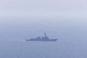 Το αμερικανικό αντιτορπιλικό USS Michael Murphy περιπολεί στη Θάλασσα της Αραβίας τον Απρίλιο του 2026