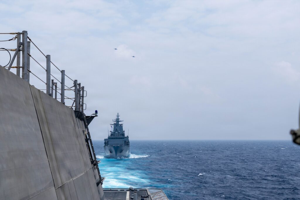 Το USS Santa Barbara και η BRP Diego Silang σε σχηματισμό με δύο φιλιππινέζικα μαχητικά στον ουρανό