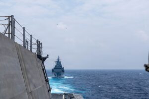 Το USS Santa Barbara και η BRP Diego Silang σε σχηματισμό με δύο φιλιππινέζικα μαχητικά στον ουρανό