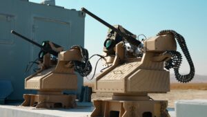 Δύο τηλεχειριζόμενοι πυργίσκοι των 20 mm του συστήματος MKE TOLGA σε πεδίο δοκιμών