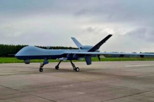 Ολλανδικό MQ-9A Reaper στον τροχόδρομο με εκπαιδευτικά πυρομαχικά