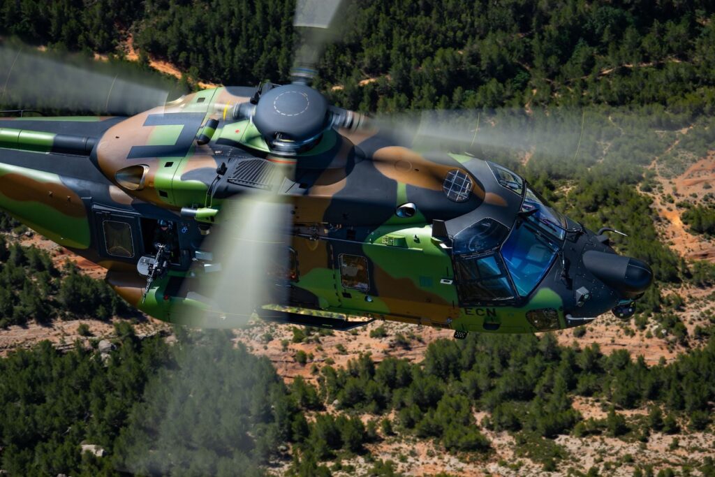 Πλευρική άποψη NH90 Standard 2 με ανοικτές οπίσθιες θυρίδες