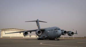Αμερικανικό C-17 Globemaster III στην Αεροπορική Βάση 101 της Νιαμέι τον Ιούνιο του 2024